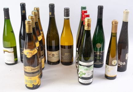 大约16瓶阿尔萨斯和德国葡萄酒，产区和酒庄各异