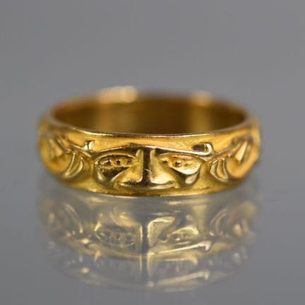 BAGUE en or à la forme d'un anneau orné en relief 