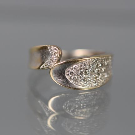 BAGUE CROISEE en or gris à petits pavages de diama