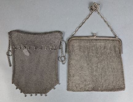 DEUX SACS "cotte de mailles" en argent.
Poinçon : 