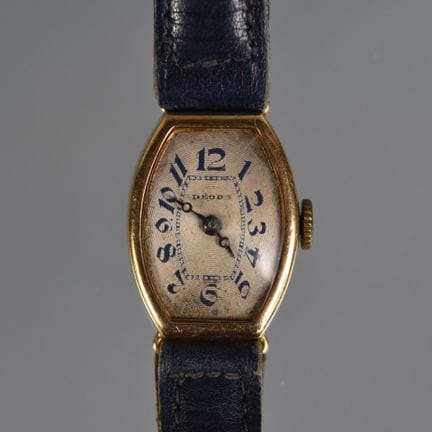DEODA
Wristwatch with a tonneau-shaped yellow gold