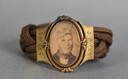 BRACELET de mémoire en cheveux tressés orné d'un m