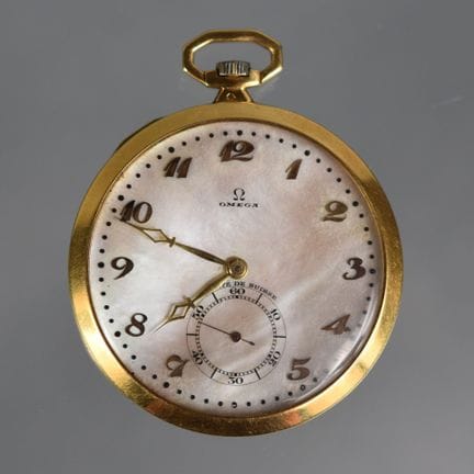 OMEGA
Flache Taschenuhr mit Gehäuse aus Gelbgold. 