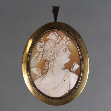 IMPORTANT PENDENTIF à monture en argent orné d'un 