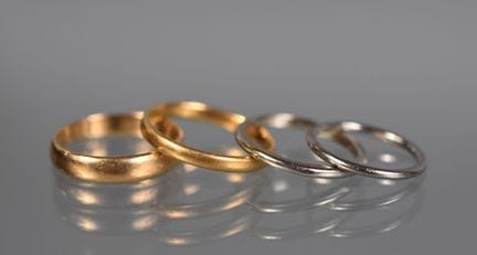 QUATRE ALLIANCES en or, deux en or jaune, deux en 