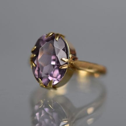 BAGUE en or jaune sertie d'une pierre mauve de for