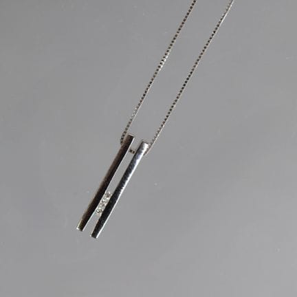 PENDENTIF sur chaine en or gris 750 millièmes comp