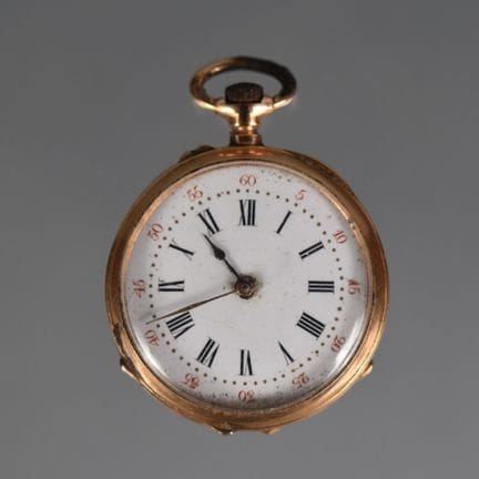 Halsuhr aus Gelbgold, Rückseite mit Monogrammverzi