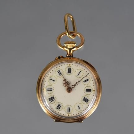 Halskette mit Uhr, deren Gehäuse und Staubschutzka