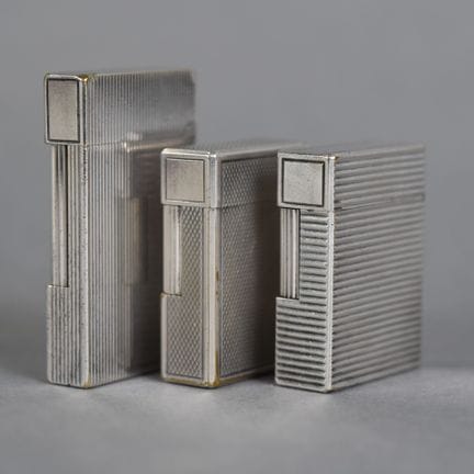 ST. DUPONT Paris
Trois briquets de poche en métal 