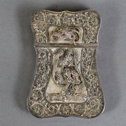 BOITE en argent ajouré de forme chantourné à décor