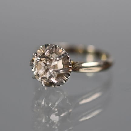 BAGUE SOLITAIRE en or gris et platine ornée d'un d