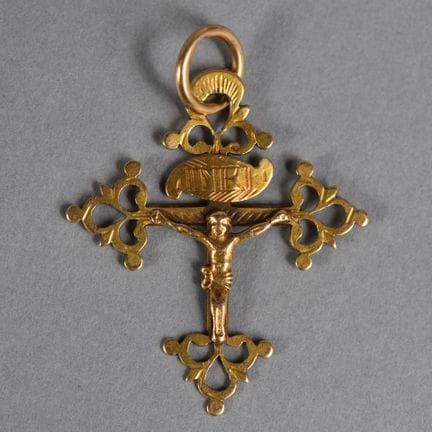 CROIX DU DAUPHINE en or jaune ciselé, les extrémit