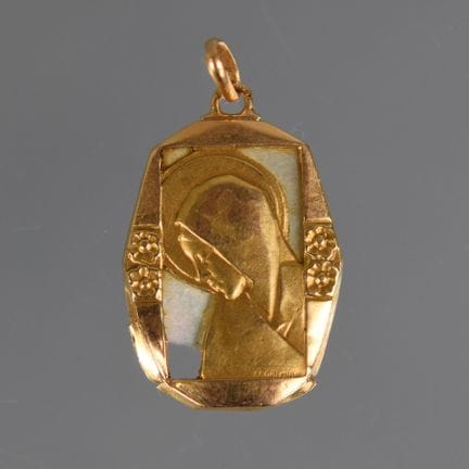 PENDENTIF en or jaune à fond de nacre ornée de la 