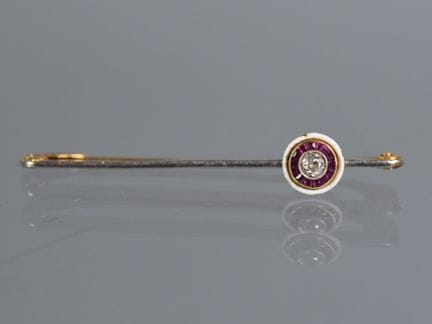 Zweifarbige Goldbrosche, besetzt mit einem versetz
