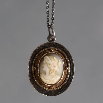 PENDENTIF camée représentant un profil de jeune fe