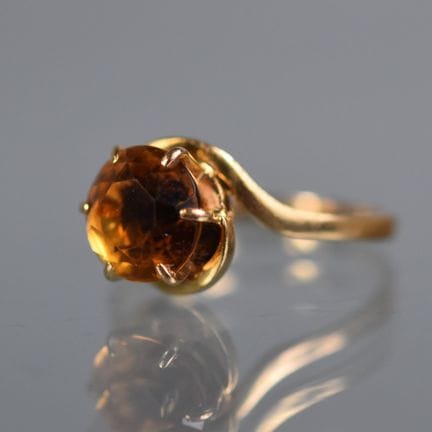 BAGUE en or jaune sertie griffes d'une pierre ambr