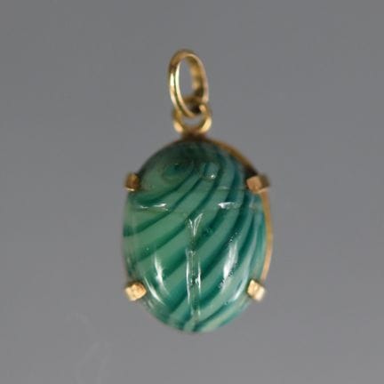 PENDENTIF en verre à la forme d'un scarabée sur mo