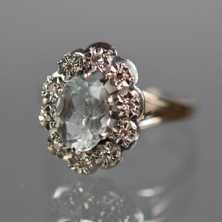BAGUE marguerite en or gris sertie d'une pierre bl