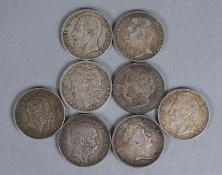 HUIT MONNAIES en argent comprenant une pièce de 5 