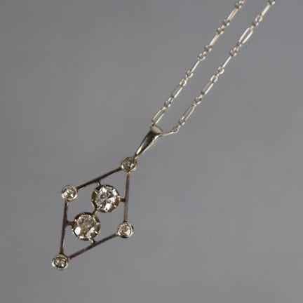 PENDENTIF sur chaine en or gris de forme losangiqu