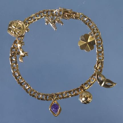 BRACELET en or jaune orné de sept breloques dont u
