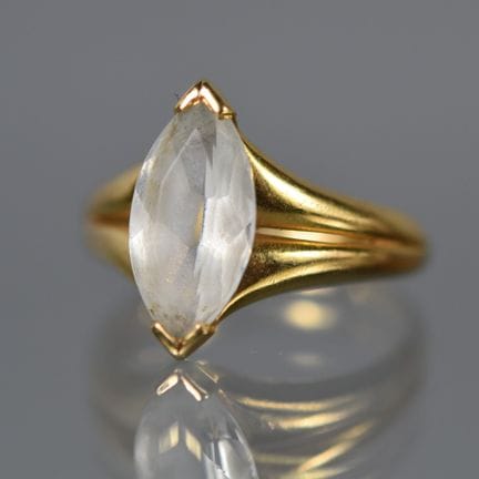BAGUE en or jaune sertie d'une pierre blanche de t