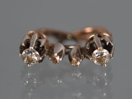 Ein Paar Ohrringe aus Gelbgold und Silber, jeweils