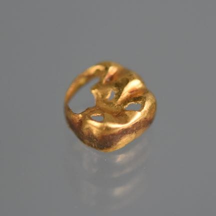 DEBRIS d'or (dentaire)
Poids brut :  0,93 g

LOT V