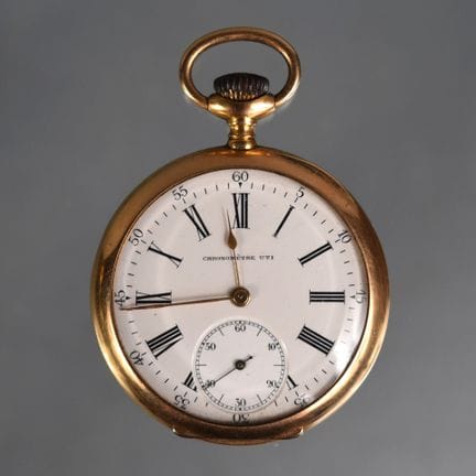 UTI
Chronometer mit Gehäuse und Staubschutzkappe a