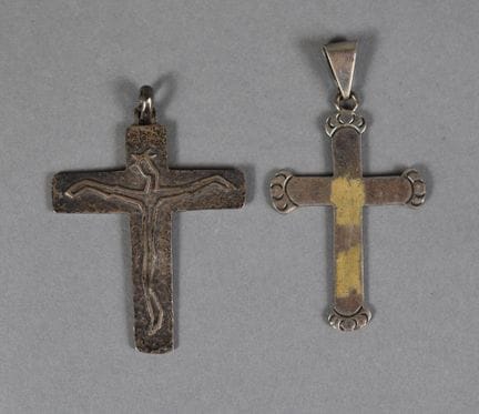 DEUX PENDENTIFS croix en argent, l'un à crucifix s