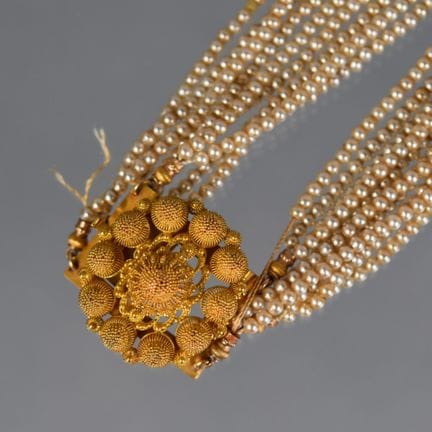 COLLIER ras-de-cou à multiples rangs de petites pe