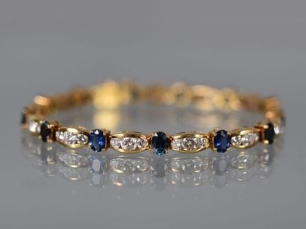 BRACELET souple en or jaune à maillons de forme ob