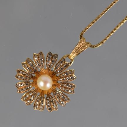 PENDENTIF fleur en or jaune sertie de diamants tai