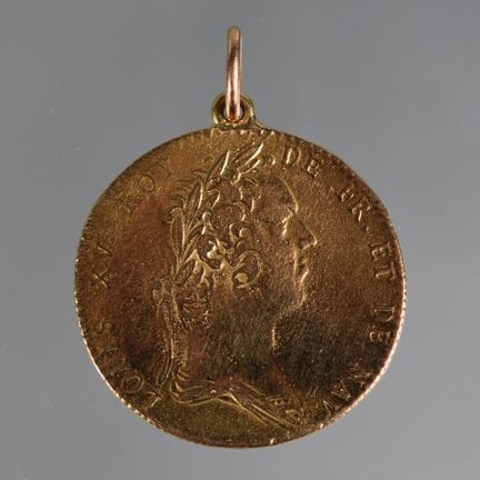 PENDENTIF en or jaune de forme ronde à l'effigie d