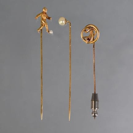 SET aus ZWEI goldenen Krawattennadeln: Die eine in
