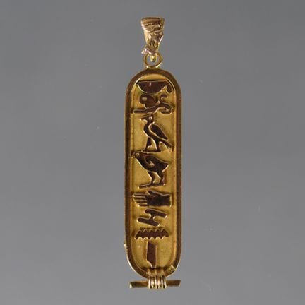 PENDENTIF en or deux tons souvenir d'Egypte.
Poinç