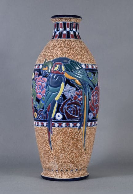 AMPHORA
Gran jarrón de cerámica esmaltada. Decorac