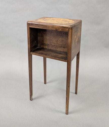 MESA DE SALÓN de madera teñida con motivos florale