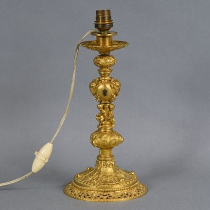 CANDELABRO de bronce dorado y finamente cincelado,