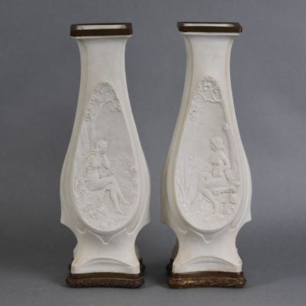 MANUFACTURA DE SÈVRES, Al estilo de
Par de jarrone