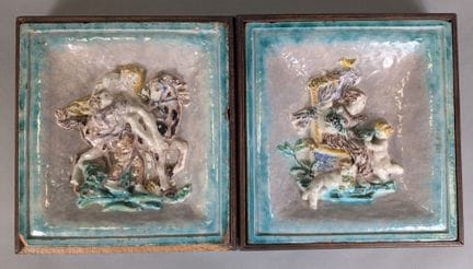 DEUX ORNEMENTS d'applique en faïence émaillée poly