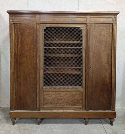 LIBRERÍA de caoba y chapa de caoba con tres puerta