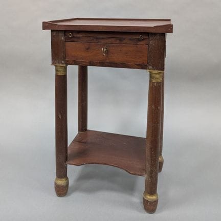 MESA DE SALÓN de caoba y chapado de caoba, con un 