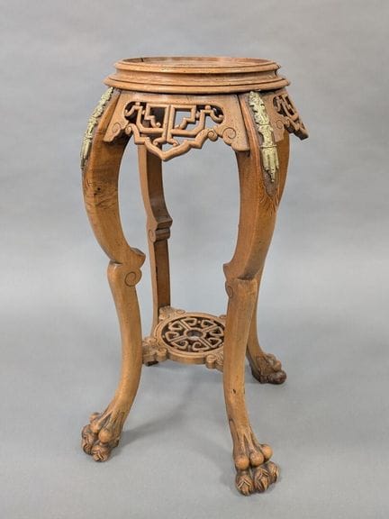 INDOCHINA
Four-legged stool with a knee-joint base