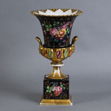 JARRÓN «Medici» sobre peana integrada, de porcelan