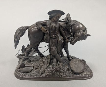 FIGURA de bronce con pátina marrón que representa 