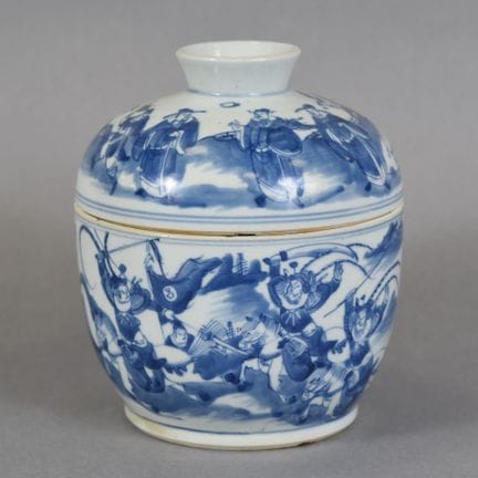 CHINA
Jarrón de porcelana con tapa, decorado en to