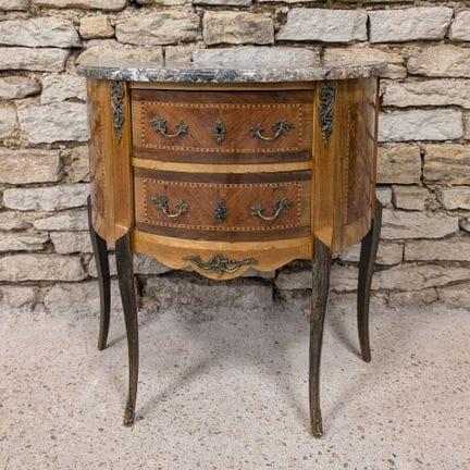 PEQUEÑA CÓMODA en forma de media luna, de madera c