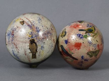 DOS BOLAS con pelucas de vidrio soplado y decoraci